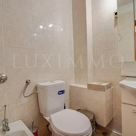 Bulgarian Champs -Elysees Street Apartment *