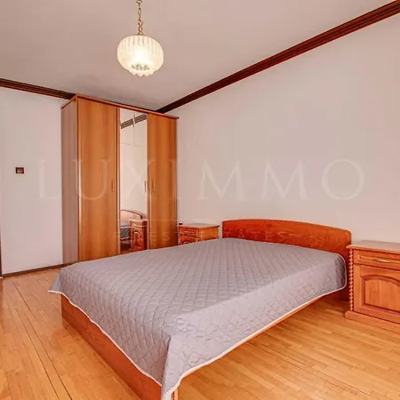 Bulgarian Champs -Elysees Street Apartment *