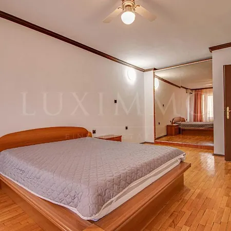 Bulgarian Champs -Elysees Street Apartment Апартамент